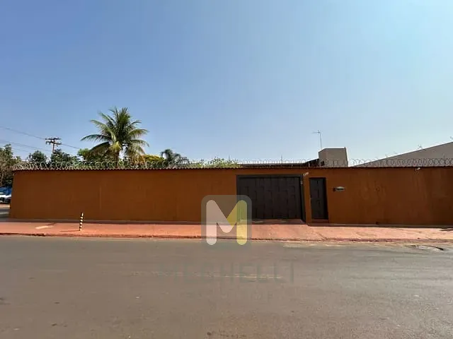 Casa com 703m² 3 quartos e 3 banheiros, à venda, no bairro Centro em Serrana