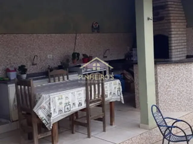 Casa com 300m² 3 quartos e 2 banheiros, à venda, no bairro Conjunto Habitacional Cristal em Cambé