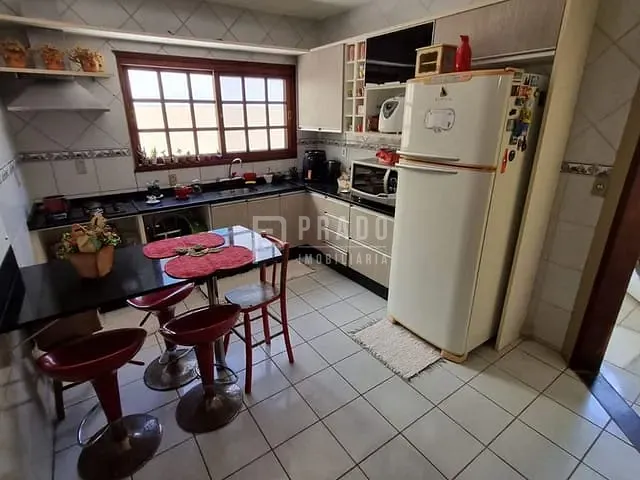 Casa 3 quartos e 4 banheiros, à venda, no bairro Laranjal em Pelotas