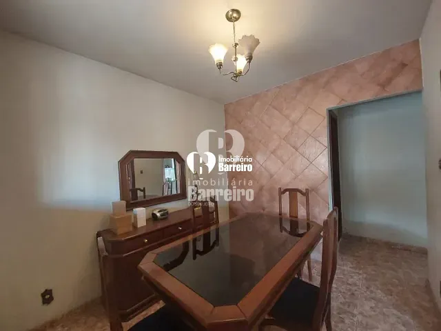 Casa 5 quartos e 2 banheiros, à venda, no bairro Professor Washington Pires (Parque Durval de Barros) em Ibirité