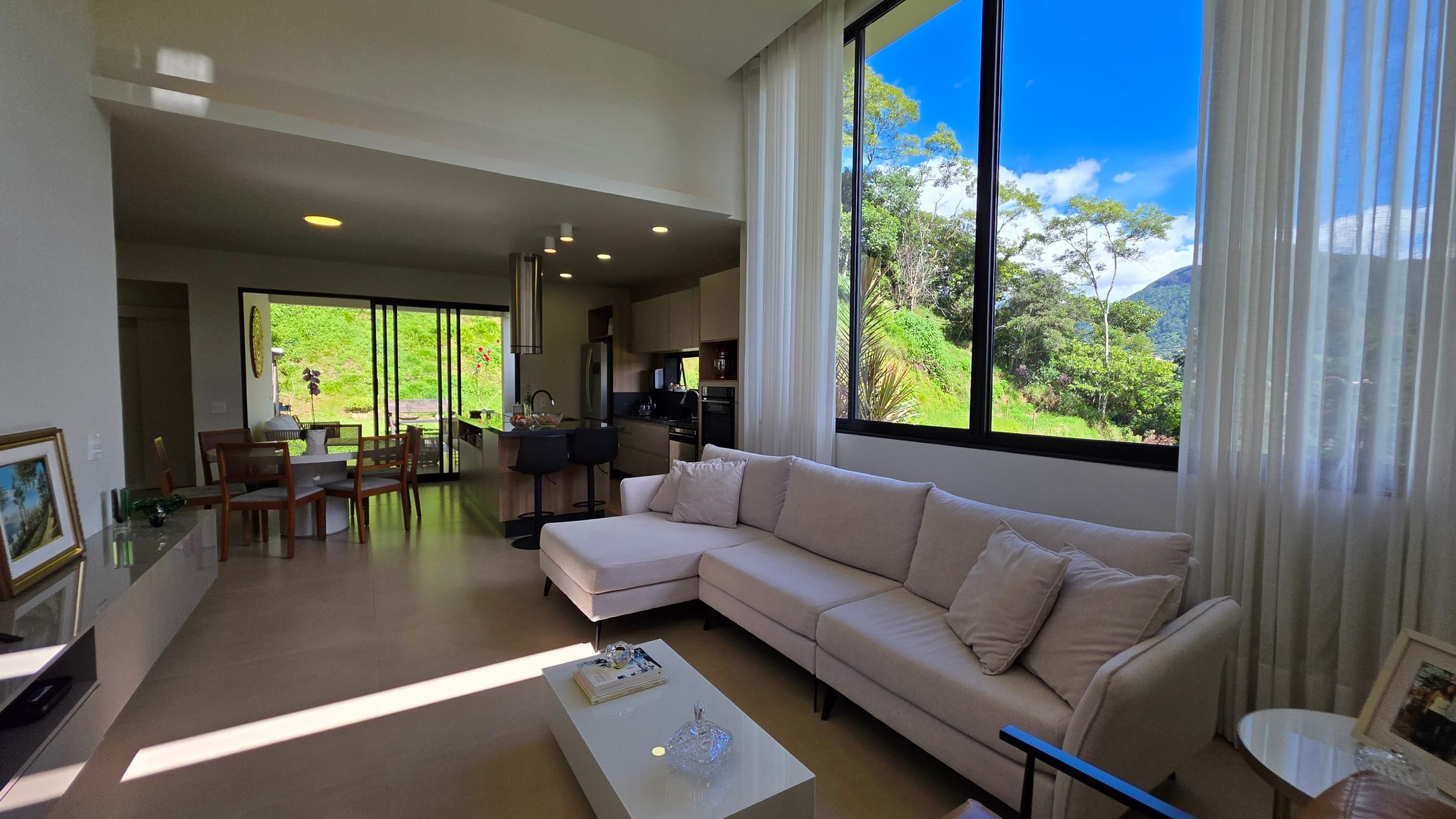 Casa moderna em condomínio no Cônego
