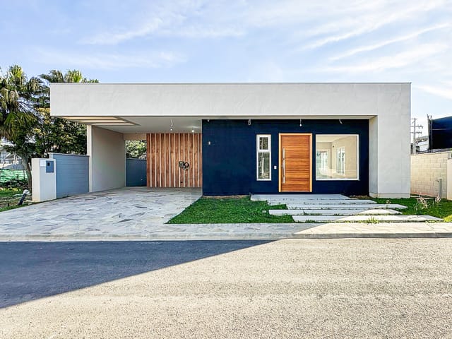 Casa com 404m² 4 quartos e 5 banheiros, à venda, no bairro Butiatuvinha em Curitiba