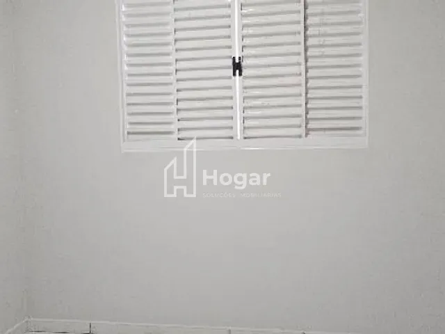 Casa 3 quartos e 2 banheiros, para alugar, no bairro Jardim Guararapes em Londrina