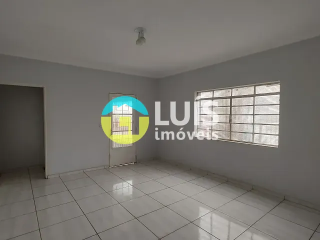 Casa 3 quartos e 2 banheiros, para alugar, no bairro Centro em Guaranésia