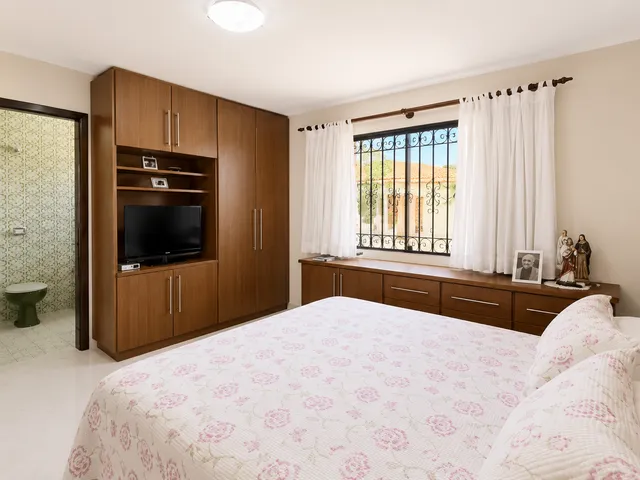 Casa com 622m² 4 quartos e 2 banheiros, à venda, no bairro Butiatuvinha em Curitiba