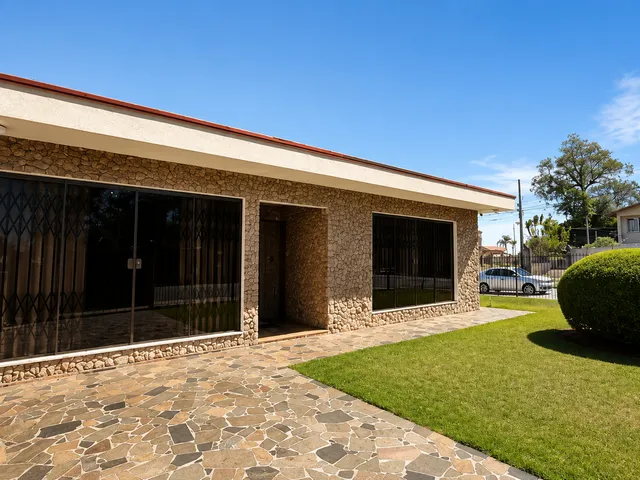 Casa com 622m² 4 quartos e 2 banheiros, à venda, no bairro Butiatuvinha em Curitiba