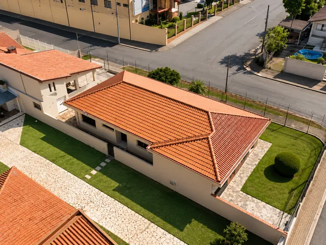Casa com 622m² 4 quartos e 2 banheiros, à venda, no bairro Butiatuvinha em Curitiba