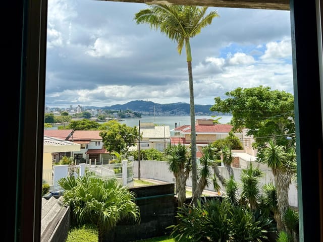 Casa com 550m² 4 quartos e 5 banheiros, à venda, no bairro Coqueiros em Florianópolis