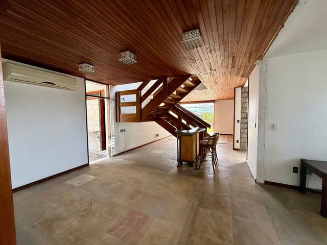 Casa com 550m² 4 quartos e 5 banheiros, à venda, no bairro Coqueiros em Florianópolis