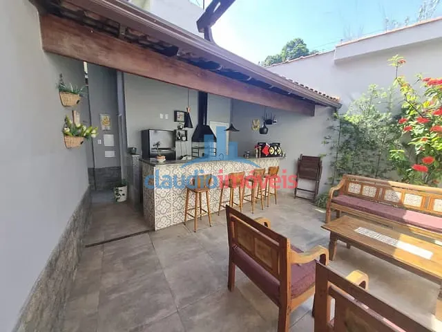 Casa com 228m² 4 quartos e 1 banheiro, à venda, no bairro Vila Nova em Barra Mansa