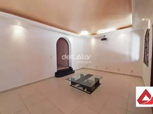 Casa com 245m² 5 quartos e 3 banheiros, à venda, no bairro Planalto em Belo Horizonte