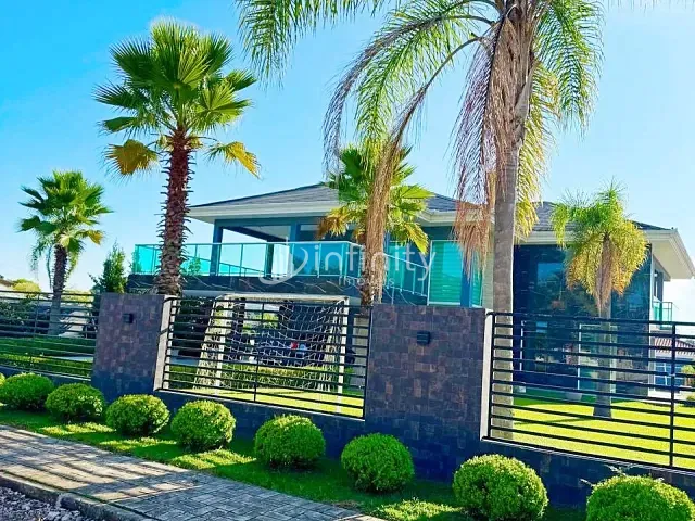 Casa com 615m² 4 quartos e 3 banheiros, à venda, no bairro Centro em Campo do Tenente