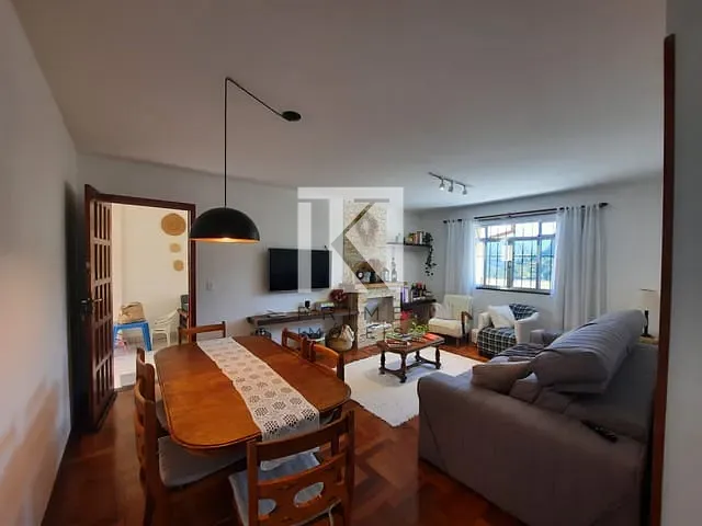 Casa 3 quartos e 4 banheiros, à venda, no bairro Vale do Paraíso em Teresópolis