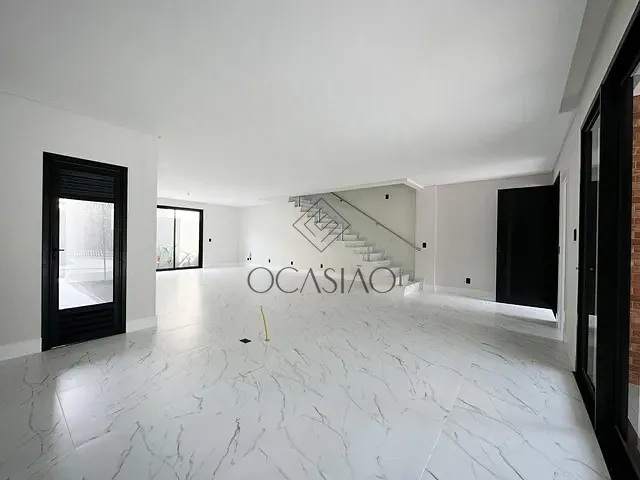 Casa à venda, no bairro Barra em Balneário Camboriú