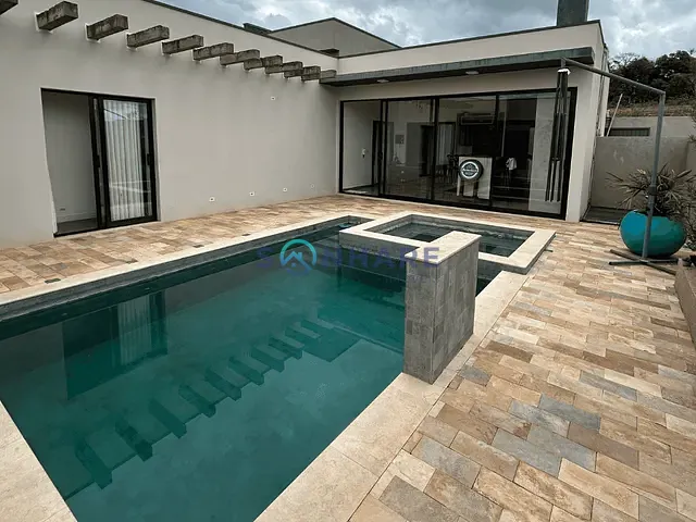 Casa com 650m² 3 quartos e 1 banheiro, à venda, no bairro Centro em Tomazina