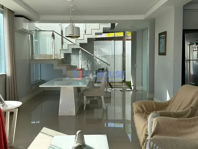 Casa 4 quartos e 5 banheiros, à venda, no bairro Nossa Senhora da Vitória em Ilhéus