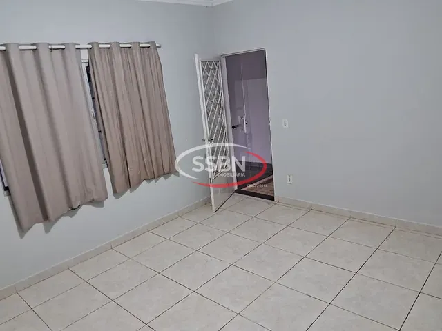 Casa 3 quartos e 1 banheiro, para alugar, no bairro Parque Residencial Klavin em Nova Odessa