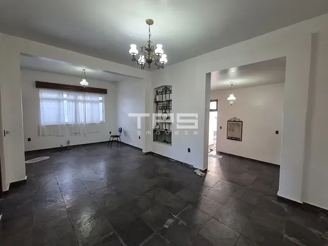 Casa com 387m² 5 quartos e 3 banheiros, à venda, no bairro Centro em Guaratinguetá