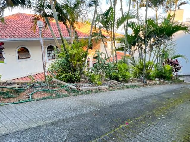 Casa com 900m² 4 quartos e 5 banheiros, à venda, no bairro Saco dos Limões em Florianópolis