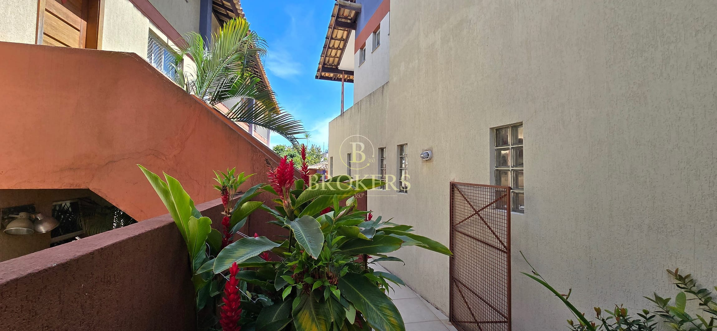 Raridade em Santa Teresa, RJ: casa de condomínio a venda com infraestrutura completa! São 2 suítes, sala ampla, área externa e 1 vaga.