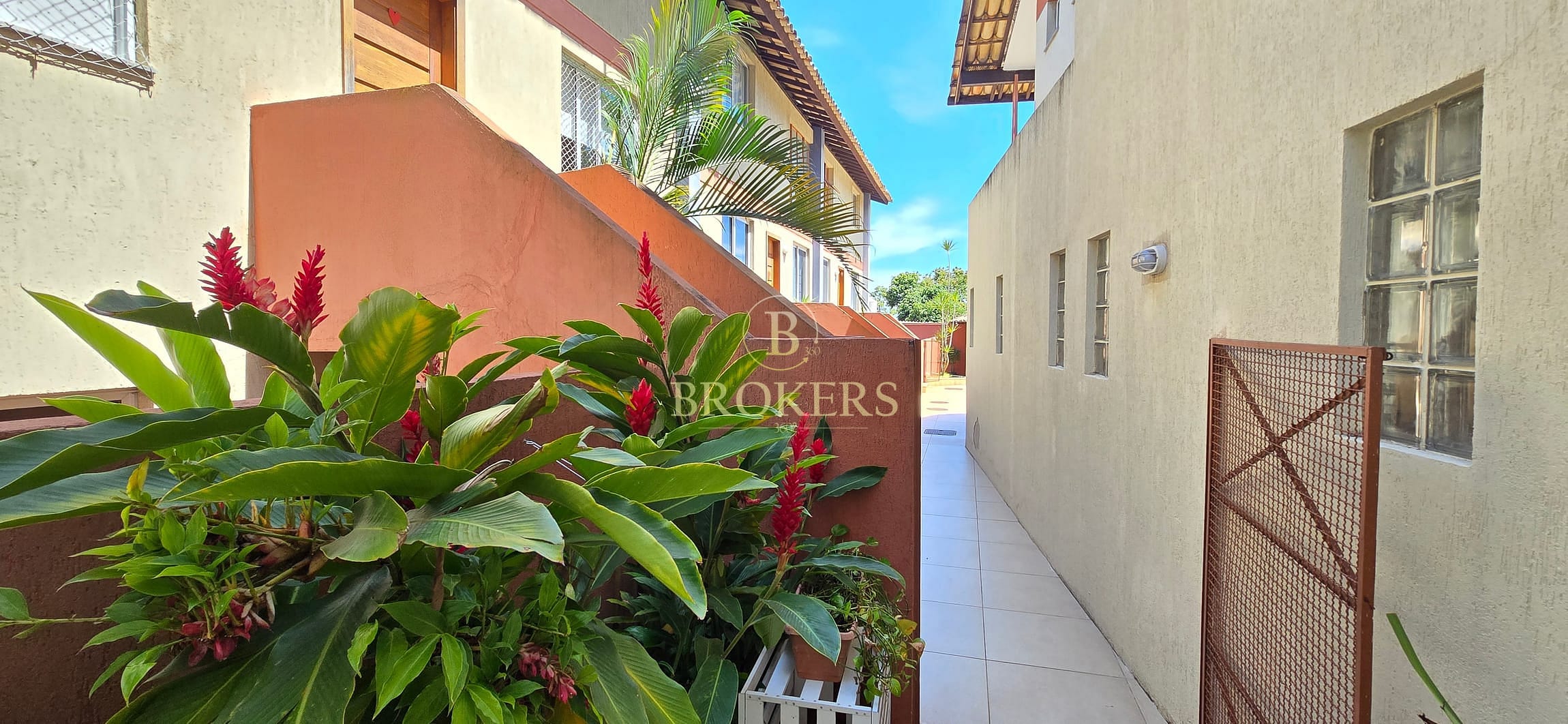 Raridade em Santa Teresa, RJ: casa de condomínio a venda com infraestrutura completa! São 2 suítes, sala ampla, área externa e 1 vaga.