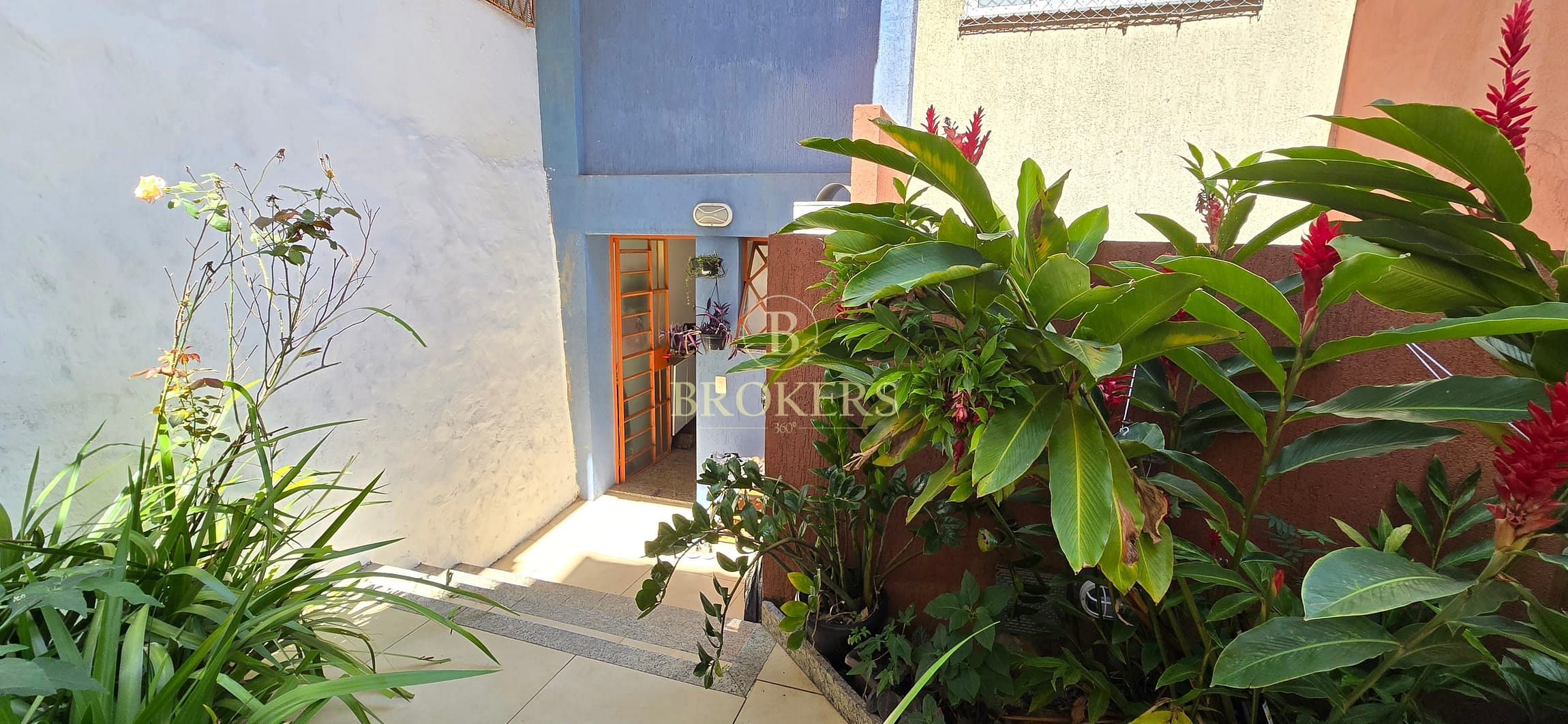 Raridade em Santa Teresa, RJ: casa de condomínio a venda com infraestrutura completa! São 2 suítes, sala ampla, área externa e 1 vaga.