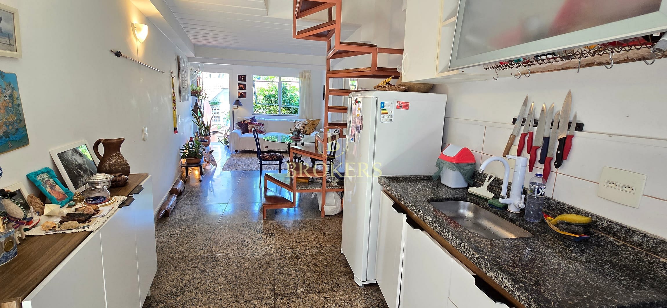 Raridade em Santa Teresa, RJ: casa de condomínio a venda com infraestrutura completa! São 2 suítes, sala ampla, área externa e 1 vaga.