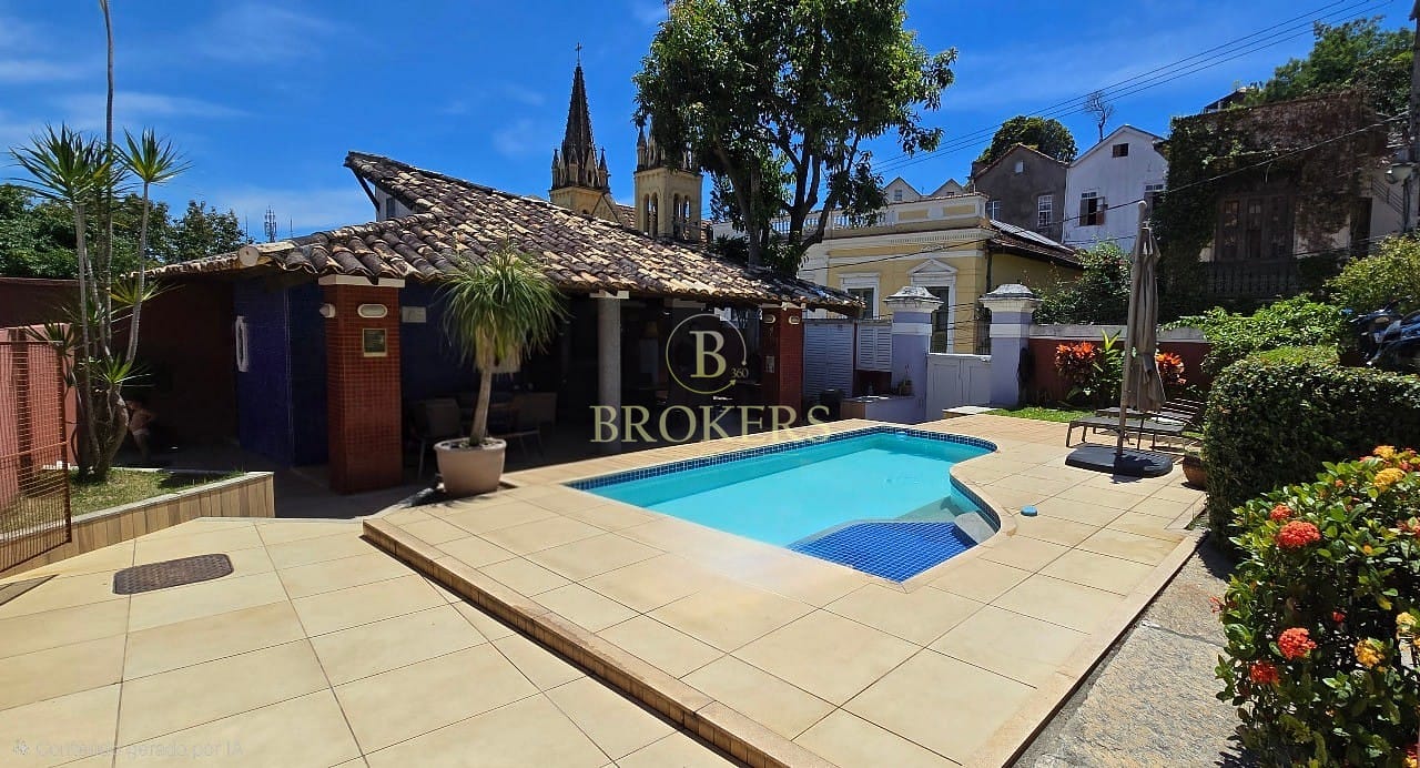 Raridade em Santa Teresa, RJ: casa de condomínio a venda com infraestrutura completa! São 2 suítes, sala ampla, área externa e 1 vaga.