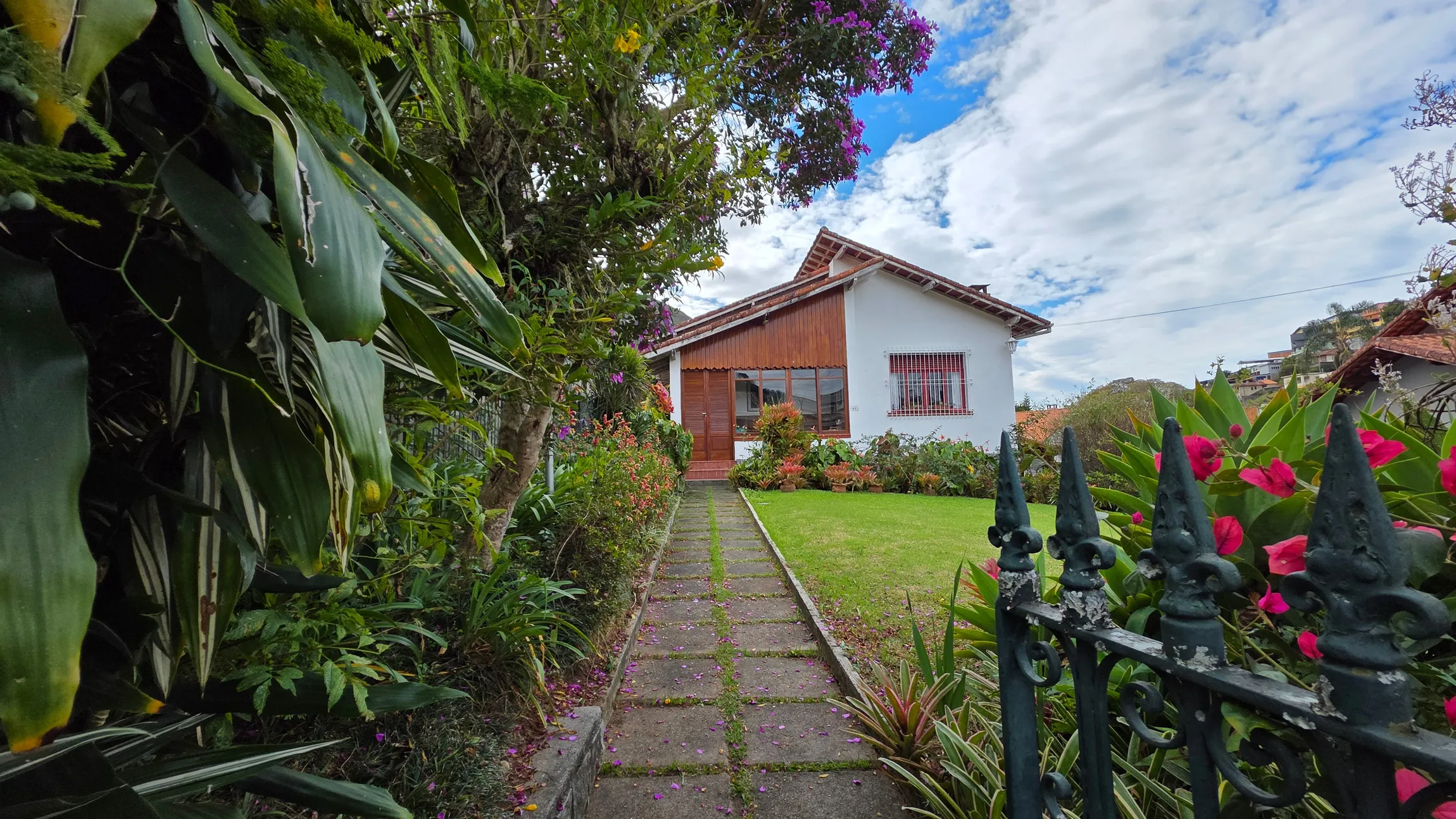 Vale dos Pinheiros - Casa com 3 quartos e área de lazer