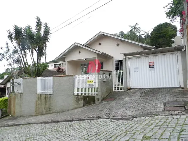 Casa com 439m² 3 quartos e 2 banheiros, para alugar, no bairro Vila Nova em Blumenau