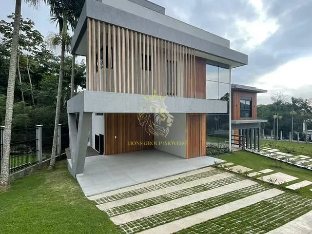 Casa com 339m² 3 quartos e 5 banheiros, à venda, no bairro Praia das Taquaras em Balneário Camboriú