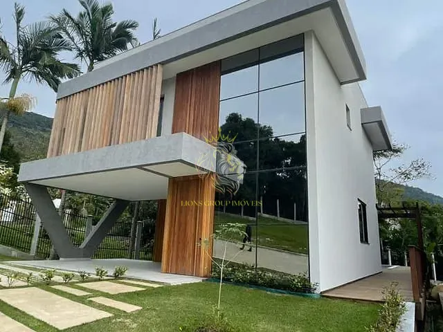 Casa com 339m² 3 quartos e 5 banheiros, à venda, no bairro Praia das Taquaras em Balneário Camboriú