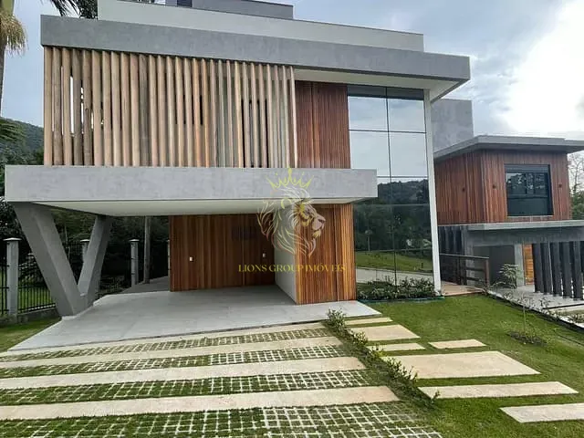 Casa com 339m² 3 quartos e 5 banheiros, à venda, no bairro Praia das Taquaras em Balneário Camboriú