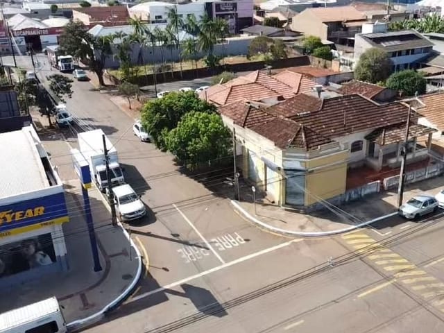 Casa com 340m², à venda, no bairro Centro em Cambé