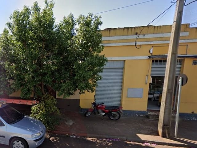 Casa com 340m², à venda, no bairro Centro em Cambé