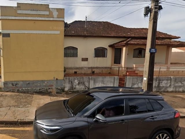 Casa com 340m², à venda, no bairro Centro em Cambé