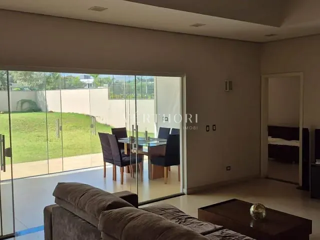 Casa com 700m² 4 quartos e 4 banheiros, à venda ou para alugar, no bairro Jardim Tarobá em Cambé