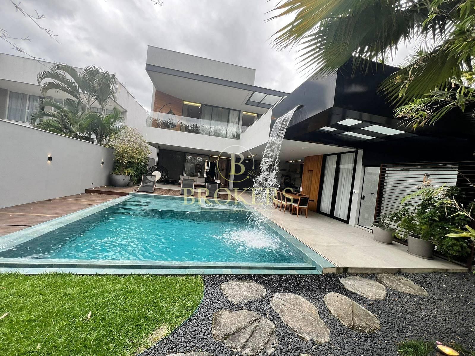 Triplex de Alto Padrão à Venda no Condomínio Alphaville, Barra da Tijuca – 5 Suítes, 4 Vagas e Infraestrutura Impecável