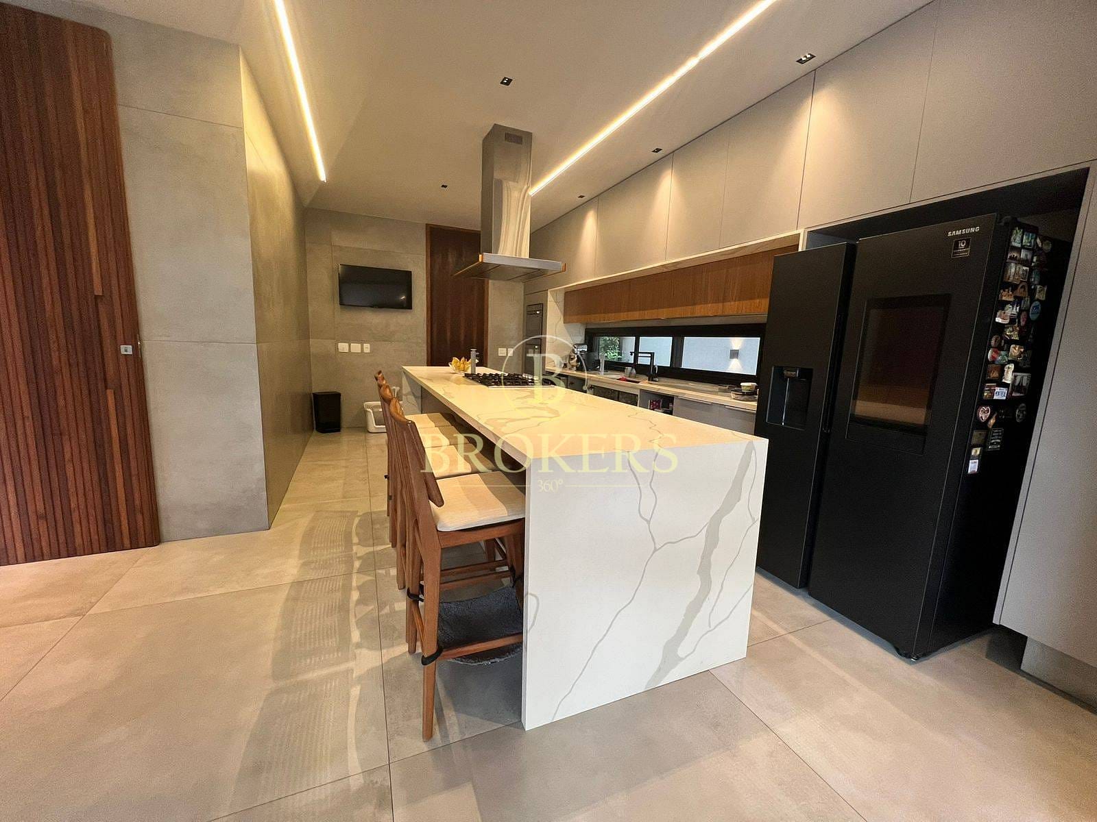 Triplex de Alto Padrão à Venda no Condomínio Alphaville, Barra da Tijuca – 5 Suítes, 4 Vagas e Infraestrutura Impecável