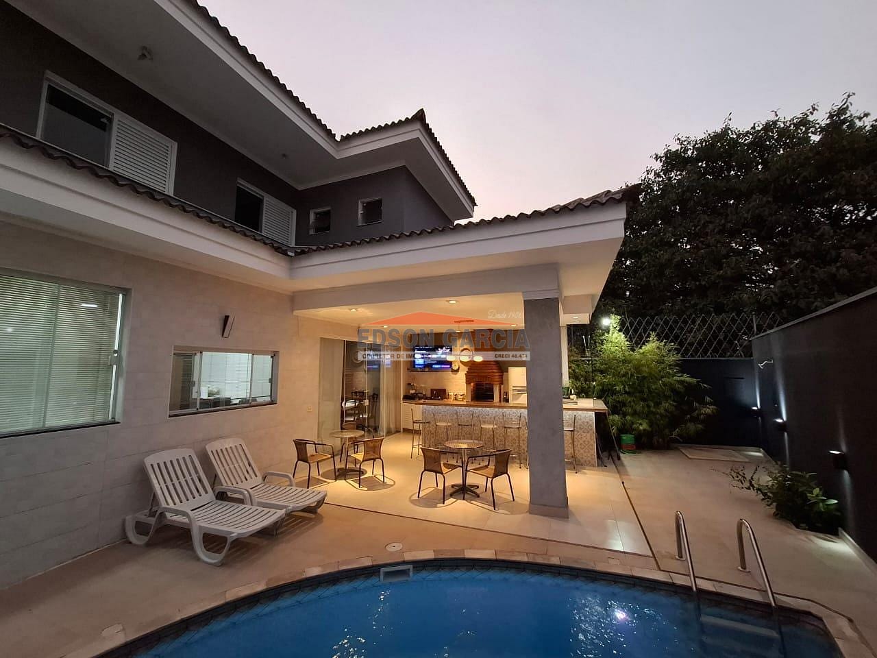 Casa, 3 quartos, 233 m² - Foto 1