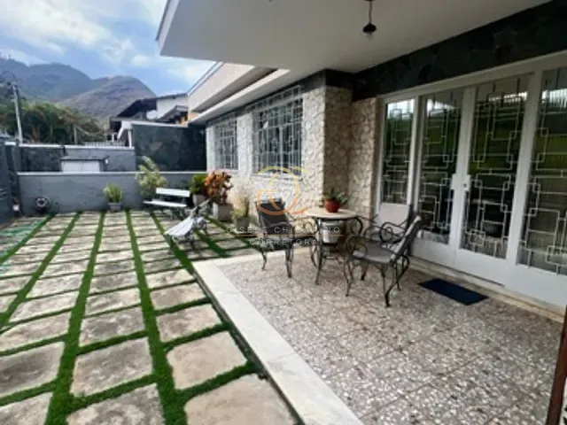 Casa 4 quartos e 2 banheiros, à venda, no bairro Centro em Valença