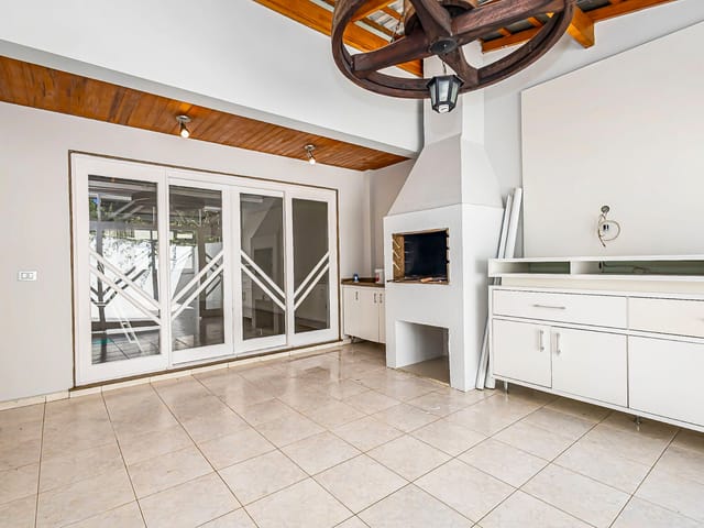 Casa 4 quartos e 5 banheiros, para alugar, no bairro Bom Retiro em Curitiba