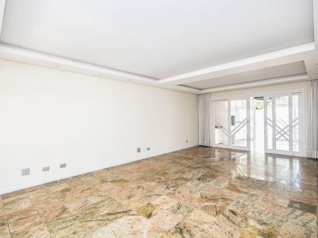 Casa 4 quartos e 5 banheiros, para alugar, no bairro Bom Retiro em Curitiba