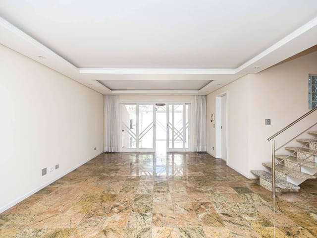 Casa 4 quartos e 5 banheiros, para alugar, no bairro Bom Retiro em Curitiba