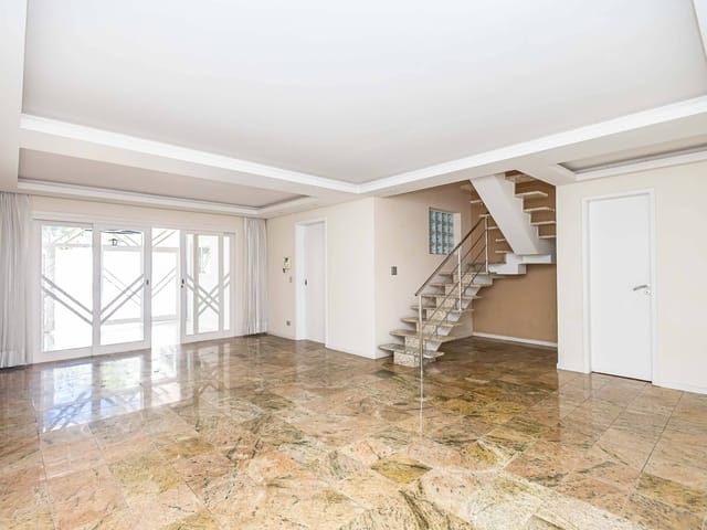 Casa 4 quartos e 5 banheiros, para alugar, no bairro Bom Retiro em Curitiba