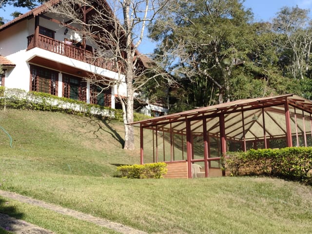 Casa com 1500m² 4 quartos e 5 banheiros, à venda, no bairro Itaipava em Petrópolis