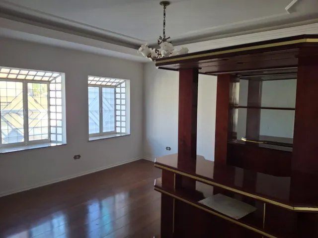 Casa 4 quartos e 2 banheiros, à venda, no bairro Centro em Cambé
