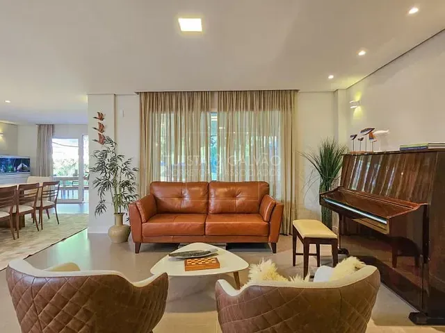 Casa com 365m² 4 quartos e 6 banheiros, à venda, no bairro Vista Alegre em Curitiba