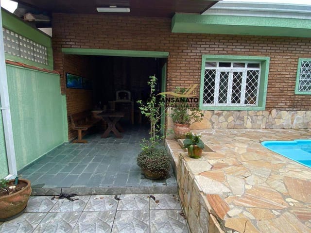 Casa com 300m² 3 quartos e 2 banheiros, à venda, no bairro Jardim Nomar em Caraguatatuba