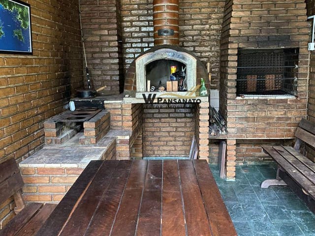 Casa com 300m² 3 quartos e 2 banheiros, à venda, no bairro Jardim Nomar em Caraguatatuba